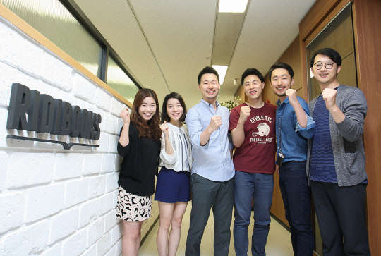 2009년 처음 서비스를 시작한 '리디북스'는 현재 회원수만 100만명이 넘는 전자책 대표 회사로 성장했다. 배기식 대표(왼쪽 세번째)와 회사 직원들이 서울 강남구 삼성동에 위치한 본사에서 포즈를 취하고 있다.   리디북스제공